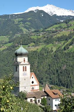 Wallfahrtskirche von Riffian mit Hirzer im Hintergrund